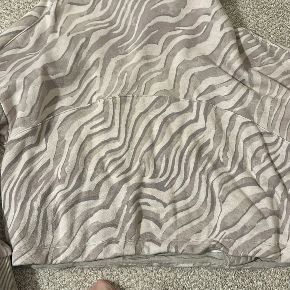 Sweaty Betty Cropped Hoodie in Ivory Tiger Print Medium - Picture 8 of 9